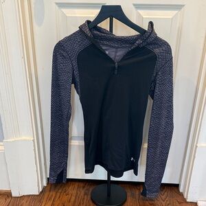 Fitted Under Armour Black Top with Patterned Gray Sleeves Hooded Quarter Zip